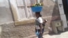 "Zungueira" com o filho nas costas