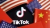 在中国和美国旗帜中的TikTok标识