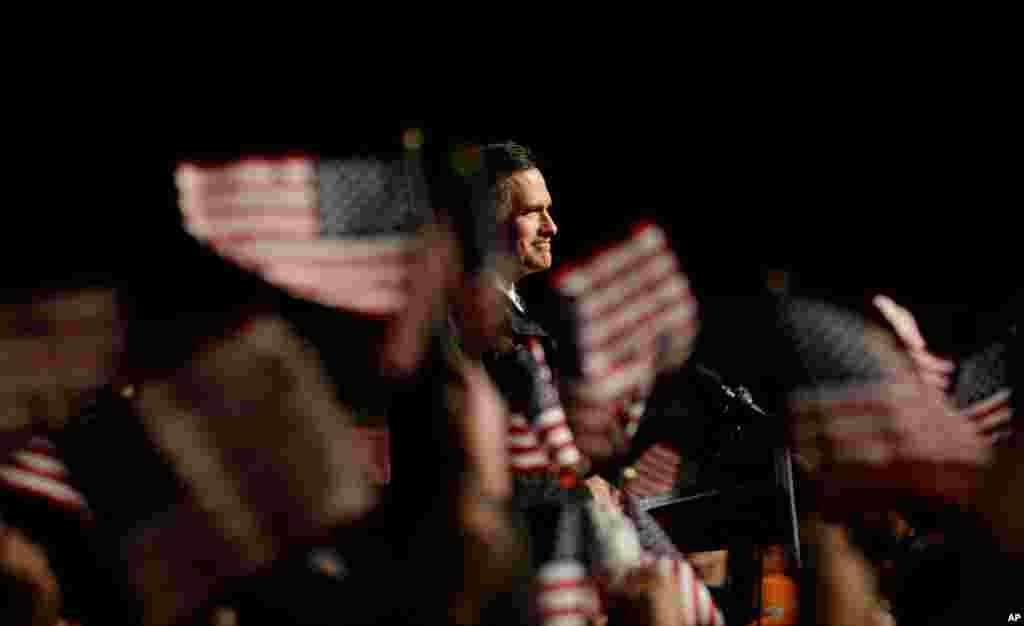 Ứng cử viên tổng thống của đảng Cộng hòa Mitt Romney phát biểu tại cuộc vận động tranh cử tại Newport News, Virginia, ngày 4/11/2012.