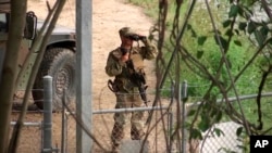 Arhiva - Pripadnici nacionalne garde nadziru rijeku Rio Grande na granici u Romi, Texas, 10. aprila 2018.