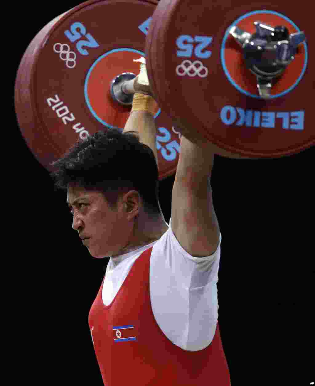 Vận động viên Bắc Triều Tiên Kim Kum Sok tranh tài ở môn cử tạ nam hạng cân 69 kg, 31 tháng 7, 2012. (AP Photo/Mike Groll)