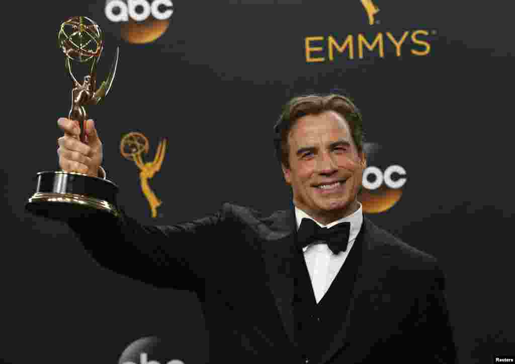 John Travolta meraih penghargaan aktor terbaik untuk mini seri dalam "The People v. O.J. Simpson: American Crime Story" (18/9). (Reuters/Mario Anzuoni)