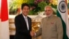 印度總理莫迪（右)星期一傍晚在東京與日本首相安倍晉三(左）舉行會談。