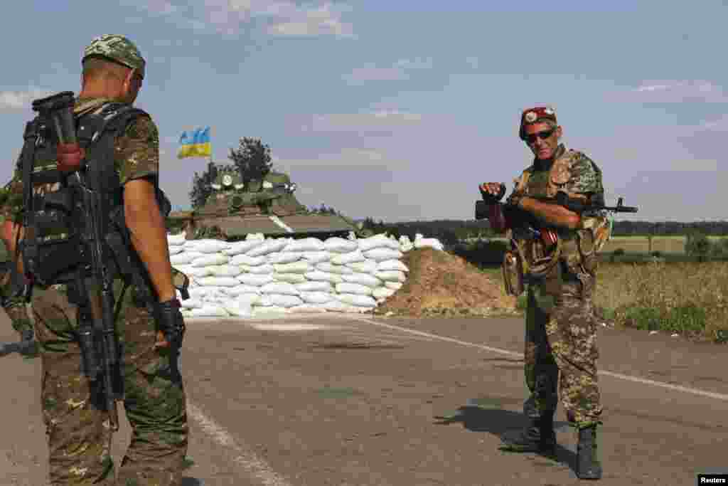 Ukrainian servicemen guard a checkpoint in the town of Debaltseve, in Donetsk region, Aug. 2, 2014.