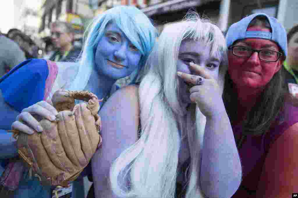 Para penggemar Comic Con, mengenakan kostum Crystal Gems dari “Steven Universe,” berpose untuk sebuah pemotretan di New York. Pameran Comic Con berlangsung hingga 9 Oktober.