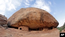 Foto de las ruinas "Casa en llamas" en el cañón Mule, cerca de Blanding, Utah en el Monumento Nacional Bears Ears en Utah.