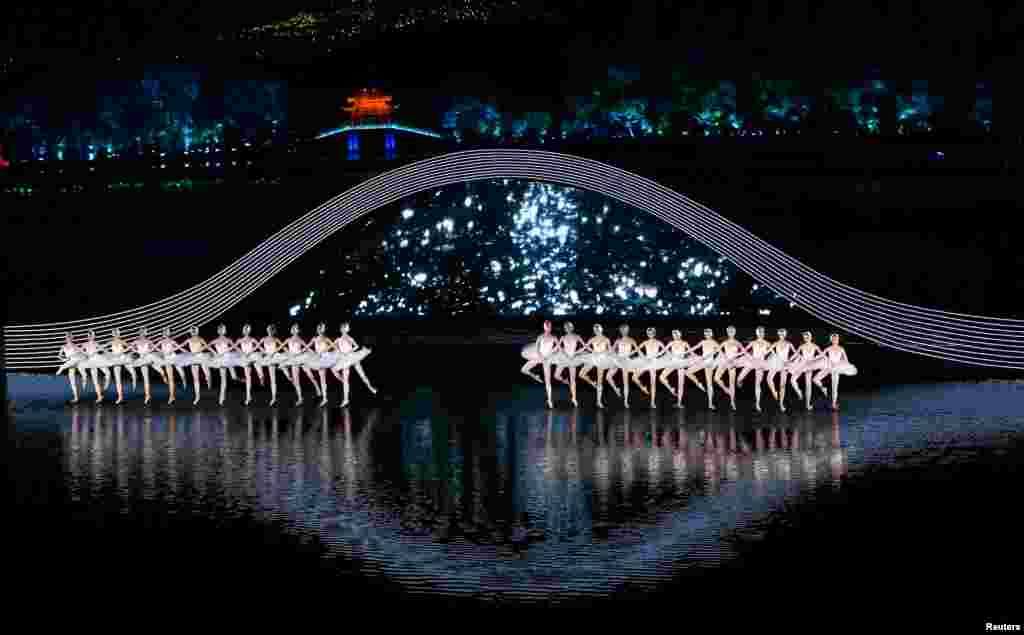 Para penari balet menghibur para tamu pada malam KTT G-20 di West Lake, Hangzhou, China.