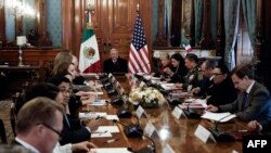 Presiden Meksiko Andres Manuel Lopez Obrador (tengah) bertemu dengan delegasi AS yang dipimpin oleh Menteri Luar Negeri AS Antony Blinken, di Mexico City, Rabu, 27 Desember 2023. (Foto: Rodrigo Oropeza/Reuters)