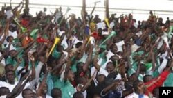 Mashabiki wa Gor Mahia wakati wa mchuano na timu ya AFC Leopard.