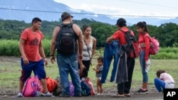 Migranti prave pauzu na putu izvan Tapačule u Meksiku, na putu prema američkoj granici, fotografisani 20. novembra 2024.