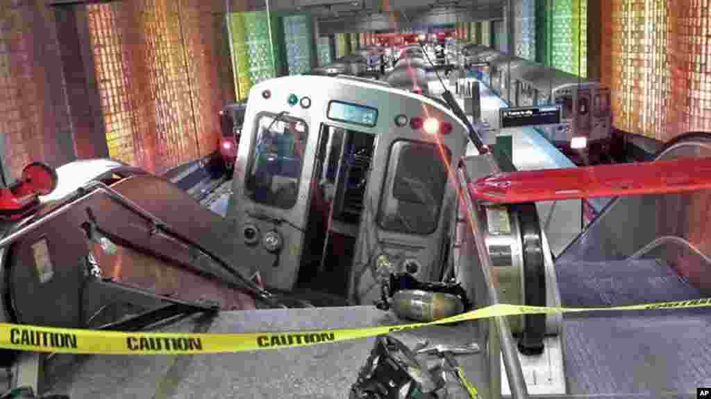 Sebuah kereta di kota Chicago tampak menabrak eskalator di bandara O'Hare, Chicago setelah keluar lepas dari lintasan relnya. 