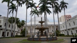 Fotografía de la fachada del Palacio Federal Legislativo de Venezuela, en Caracas, este lunes 5 de febrero de 2024. En ese recinto, se debate el cronograma electoral de este año.