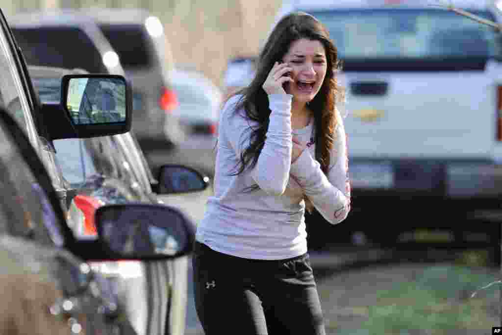 Bà này đang liên lạc với người chị đang là giáo viên tại trường tiểu học Sandy Hook.