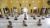 Para siswa Muslim membaca al-Quran dengan memakai masker dan menjaga jarak aman di Pesantren Daarul Qur'an Al Kautsar, Bogor, Jawa Barat (foto: dok). 