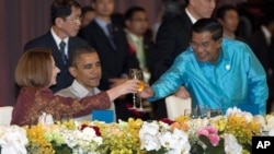 Tổng thống Mỹ Barack Obama, Thủ tướng Campuchia Hun Sen (bên phải), và Thủ tướng Úc Julia Gillard nâng ly tại bữa tối Hội Nghị Thượng Đỉnh Đông Á,Phnom Penh, 19/11/2012.