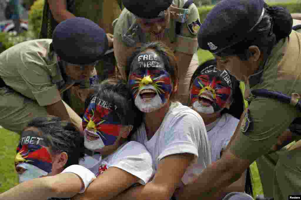 Warga Tibet di pengasingan ditahan oleh polisi India setelah melakukan protes di luar kedutaan China di New Delhi.