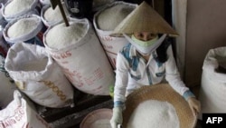 Các bộ và chính quyền địa phương được yêu cầu ra sức nâng cao lượng cung ứng và bình ổn giá cả của các loại hàng hóa và dịch vụ thiết yếu, như gạo, thịt, gia cầm, sữa, rau quả, xi măng, sắt thép...