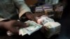 Dan kasuwa yana canja Dala da Naira a Legas