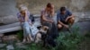 Residentes reaccionan mientras se niegan a ser evacuados en medio del ataque de Rusia a Ucrania, en la ciudad de Toretsk, cerca de una línea de frente en la región de Donetsk, Ucrania, el 3 de julio de 2024. REUTERS/Alina Smutko 