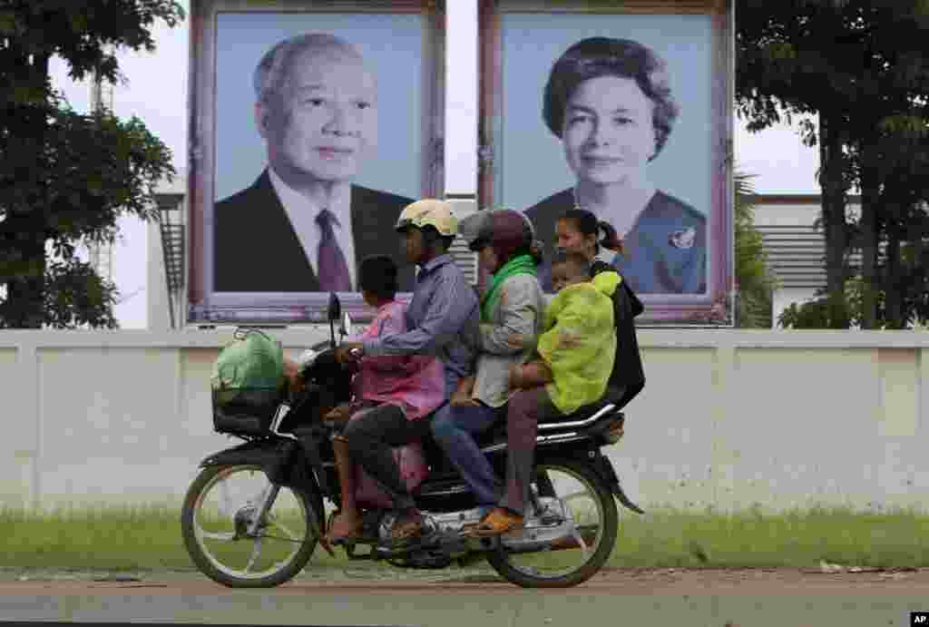 Ảnh chân dung của cựu quốc vương Norodom Sihanouk và hoàng hậu Monineath được trưng bày ở vùng ngoại thành Phnom Penh. 15/10/2012