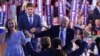 Guverner Minesote i demokratski potpredsednički kandidat Tim Volz posle govora na kraju treće večeri Demokratske nacionalne konvencije (DNC) u Čikagu 