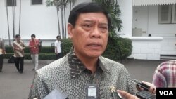 Menkopolhukam Tedjo Edy Purdijanto Kamis (4/12) di Kantor Presiden Jakarta memastikan pemerintah Indonesia tetap menjalankan politik dialog Jakarta – Papua dalam penyelesaian masalah gangguan keamanan (foto:VOA/Andylala).