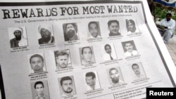 Thủ lĩnh al-Qaida được biết với cái tên Abu Anas al-Liby (thứ hai từ bên trái, hàng dưới cùng) đã bị bắt giữ trong cuộc truy quét.