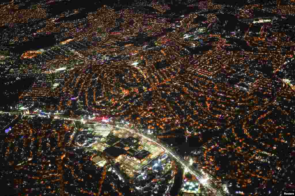 Foto udara kota Mexico City di waktu malam.