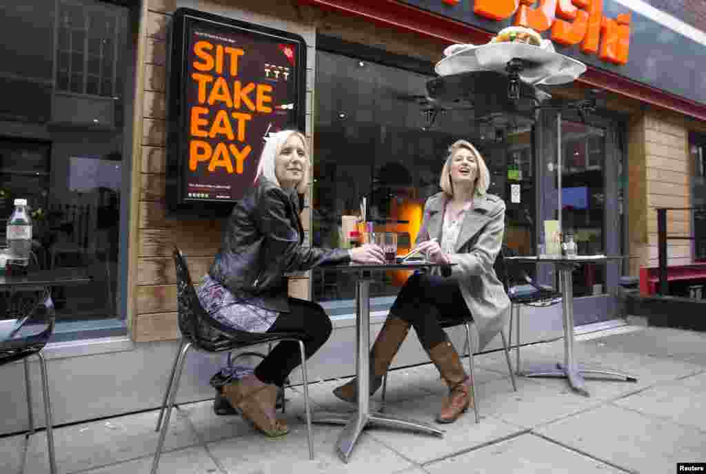 Sebuah "nampan terbang" yang disebut "itray" yang dikendalikan dengan remote control, melayani pesanan pelanggan di Restoran "Yo Sushi!"di London.