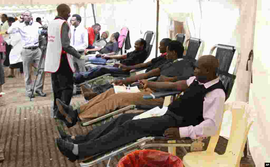 Người dân tại Nairobi hiến máu cho những người bị thương.