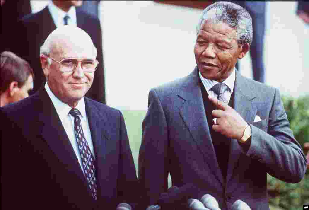 Tổng thống Nam Phi Frederik Willem de Klerk và Phó Chủ tịch đảng ANC Nelson Mandela, trước khi bước vào đàm phán giữa chính phủ và đảng ANC tại Cape Town, ngày 5/2/1990. (AP-PHOTO/ dpf/stf/Denis Farrel)