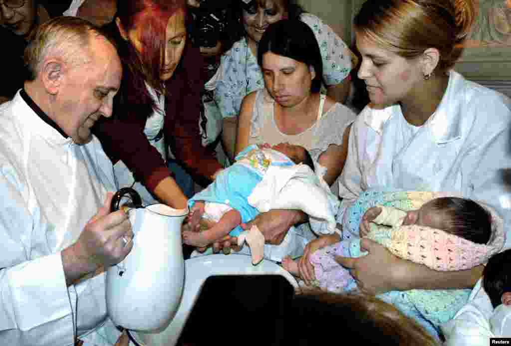 Đức Hồng Y Jorge Bergoglio rửa chân cho hai trẻ sơ sinh vào ngày Thứ Năm Tuần Thánh tại bệnh viện phụ sản Sarda của Buenos Aires, ngày 24/3/2005.