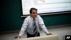 Ông Ilham Tohti, giáo sư kinh tế Đại học Dân tộc Trung ương ở Bắc Kinh, bị bắt trong lúc cảnh sát lục soát nhà ông hôm thứ tư ngày 16/1/2014.