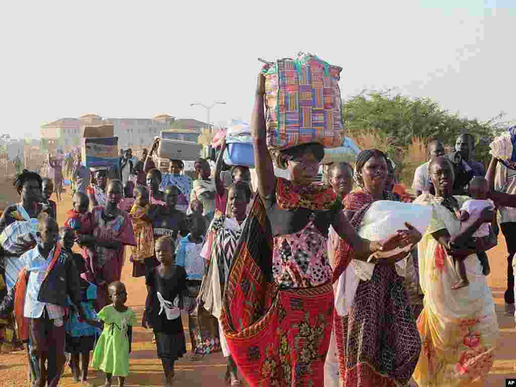 Civis chegam ao campo da UNMISS junto ao Aeroporto Internacional de Juba para sairem como refugiados. Dez. 17, 2013. (UNMISS)