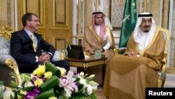 美国国防部长阿什顿卡特在沙特阿拉伯会见沙特国王萨勒曼·本·阿卜杜勒·阿齐兹（2015年7月22日）。