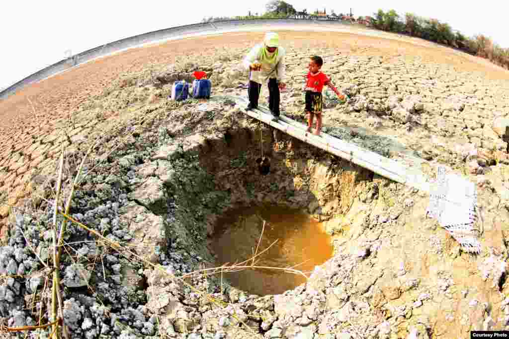Sunaryo Haryo Bayu dari Indonesia mendapat juara harapan lewat foto berjudul "Water".