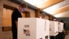 Votantes emiten su voto frente a un mural en un colegio electoral de una escuela primaria el 7 de noviembre de 2023, en Midlothian, Virginia, EEUU.