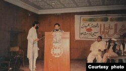 په دې تصویر کې عمرګل عسکر لیدل کېږي چې په کوټه کې د خوشحال خان خټک د څلورسومې کلیزې دستورې ته وېنا کوي 