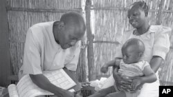 Ông Chisomo Boxer, một người được Save the Children huấn luyện, để chăm sóc sức khỏe cho trẻ em, trong những ca bệnh xoàng, trong các vùng nông thôn hẻo lánh. Bà mẹ rất biết ơn vì bà không phải đi bộ hơn 22 kilomet đường núi để đến trạm y tế gần nhất khi