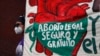 ARCHIVO - Una mujer sostiene una pancarta, mientras manifestantes por el derecho al aborto se manifiestan frente al Congreso Nacional en el "Día por la Despenalización del Aborto en América Latina y el Caribe", en la Ciudad de México. , 28 de septiembre de 2020.